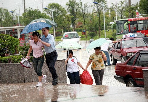 6月9日,黃山市民冒雨出行。6月8日上午開始,安徽黃山普降大到暴雨。安徽省氣象臺日前宣布,安徽沿江江南從8日起進(jìn)入梅雨期,較常年偏早8天。氣象部門提示,入梅之后的集中強降水天氣將引發(fā)多重影響,亟待做好防范工作。 新華社發(fā)(施廣德 攝)