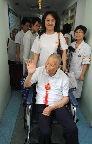 6月18日,一名地震災區(qū)傷員(前)與醫(yī)護人員告別。 當日,在山西醫(yī)科大學第一附屬醫(yī)院接受治療的11名四川地震災區(qū)傷員在家屬及醫(yī)護人員的陪同下出院,并乘坐當日下午的火車返鄉(xiāng)。 新華社記者 燕雁 攝