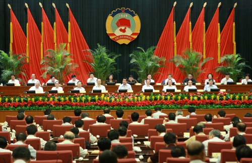 7月5日,政協(xié)十一屆全國(guó)委員會(huì)常務(wù)委員會(huì)第二次會(huì)議圓滿完成各項(xiàng)議程后在北京閉幕。中共中央政治局常委、全國(guó)政協(xié)主席賈慶林出席閉幕會(huì)并講話?!⌒氯A社記者 龐興雷 攝