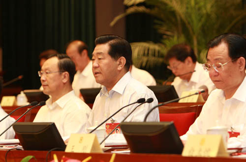 7月5日,政協(xié)十一屆全國(guó)委員會(huì)常務(wù)委員會(huì)第二次會(huì)議圓滿完成各項(xiàng)議程后在北京閉幕。中共中央政治局常委、全國(guó)政協(xié)主席賈慶林出席閉幕會(huì)并講話?!?新華社記者 龐興雷 攝
