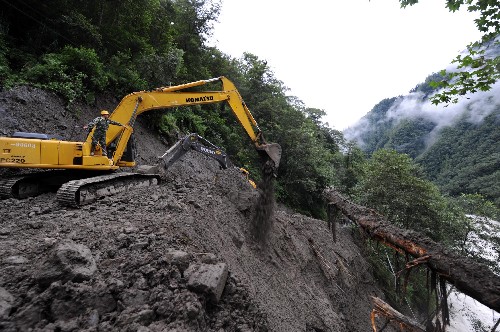 9月2日,武警部隊的工程車輛在川藏公路排龍溝段搶險現(xiàn)場施工。 新華社記者 姜帆 攝