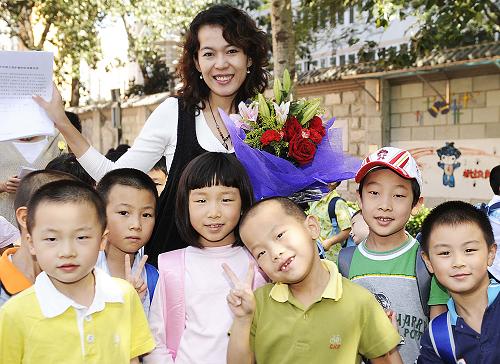 9月10日,在北京第二實驗小學(xué),一名一年級老師手持鮮花在拜師會后被學(xué)生簇擁。當(dāng)日,該校在一年一度的教師節(jié)之際舉行拜師會,一年級新生正式向任課老師行拜師禮。 9月10日是第24個教師節(jié),各地舉行多種活動慶祝這一節(jié)日。 新華社記者 吳曉凌攝