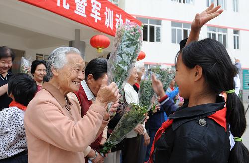 9月10日,昆明市盲啞學(xué)校老師肖南在給學(xué)生上工藝美術(shù)課。建校85周年的昆明市盲啞學(xué)校是云貴高原首所特殊教育學(xué)校。在教師節(jié)來臨之際,師生們精心準(zhǔn)備了鮮花獻(xiàn)給離退休的老教師,并用各種方式表達(dá)對母校的祝福。據(jù)悉,該?,F(xiàn)有在校生430多名,2005年成為昆明市教育局教育綜合改革試點學(xué)校,學(xué)生除文化課程外,還掌握了手工藝制作、盲人按摩等技能。新華社記者秦晴攝
