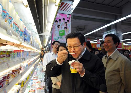 9月26日,商務(wù)部部長(zhǎng)陳德銘在京客隆北京雙龍超市品嘗酸奶。當(dāng)日,商務(wù)部部長(zhǎng)陳德銘在北京走訪國(guó)慶節(jié)前乳制品市場(chǎng),并與部分生產(chǎn)和流通企業(yè)代表進(jìn)行座談。新華社記者金良快攝
