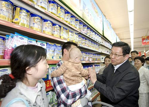 商務(wù)部部長(zhǎng)陳德銘走訪節(jié)前乳制品市場(chǎng) 9月26日,商務(wù)部部長(zhǎng)陳德銘在京客隆北京雙龍超市與前來購(gòu)買奶粉的家長(zhǎng)交談。 當(dāng)日,商務(wù)部部長(zhǎng)陳德銘在北京走訪國(guó)慶節(jié)前乳制品市場(chǎng),并與部分生產(chǎn)和流通企業(yè)代表進(jìn)行座談。 新華社記者金良快攝