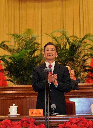 11月7日,中共中央、國(guó)務(wù)院、中央軍委在北京人民大會(huì)堂隆重舉行慶祝神舟七號(hào)載人航天飛行圓滿成功大會(huì),中共中央政治局常委、國(guó)務(wù)院總理溫家寶主持大會(huì)。新華社記者 樊如鈞 攝