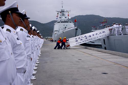 12月26日,海軍出征軍艦在三亞軍港準(zhǔn)備起航。新華社記者 查春明 攝