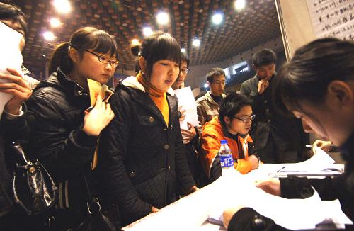 2月21日,“安徽省春季大型招聘會(huì)”現(xiàn)場(chǎng)人頭攢動(dòng)。新華社記者 李健 攝