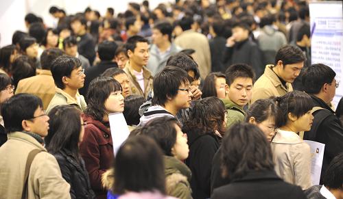 3月14日,求職者在招聘攤位前排隊(duì)?wèi)?yīng)聘。新華社記者 陳琪 攝