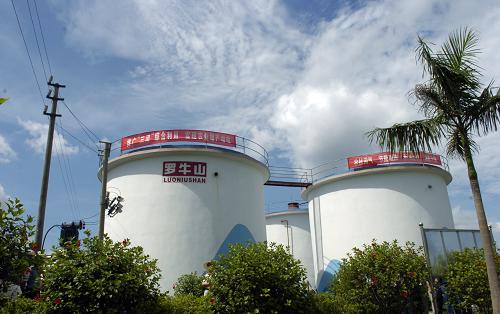 這是??谑?#8220;六萬頭養(yǎng)豬場”中的沼氣發(fā)電站(5月18日攝),該電站年發(fā)電量可達120萬千瓦時。記者從正在??谡匍_的全國農(nóng)村沼氣工作座談會上獲悉,截至2009年4月底,海南省累計建設農(nóng)村戶用沼氣27.4萬戶,沼氣發(fā)電工程28處、總裝機容量2100千瓦,沼氣服務網(wǎng)點665個。全省年節(jié)支增收總量達3億多元。新華社記者 郭程 攝