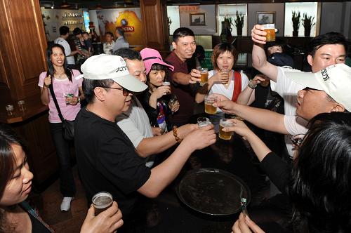 5月18日,游客們在青島啤酒博物館內(nèi)品嘗新鮮啤酒。當日,青島啤酒博物館舉行“你了解啤酒嗎?”主題科普日活動,游客們通過參觀了解了啤酒的演變、啤酒工業(yè)發(fā)展的歷程、中外啤酒鑒賞等知識,而博物館推出的“原漿啤酒品嘗”個性化旅游服務(wù)受到了眾多游客的青睞。5月18日是國際博物館日,青島的22座博物館全部施行免費或優(yōu)惠對外開放。新華社記者 李紫恒 攝