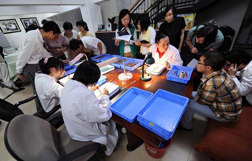 5月18日,一些學生在長沙簡牘博物館了解“洗簡”過程。新華社記者 趙眾志 攝