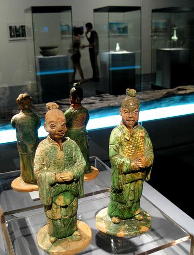 5月18日,游人在北京首都博物館參觀。當日是國際博物館日,北京市推出“魅力博物館,人文北京城”免費參觀博物館活動。據(jù)介紹,北京市目前共有各類注冊博物館151家,年舉辦展覽500余項,年接待觀眾近3000萬人次。新華社記者 汪永基 攝
