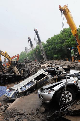 這是5月18日拍攝的株洲市紅旗路高架橋坍塌事故搜救現(xiàn)場。當(dāng)日,經(jīng)過一晝夜的艱苦拼搏,湖南省株洲市紅旗路高架橋坍塌事故現(xiàn)場搜救和清理工作基本結(jié)束。截至18時(shí)30分,在這一罕見的城市高架橋大面積坍塌事件中,已有9人遇難、16人受傷,24輛車被損毀。新華社記者 龍弘濤攝