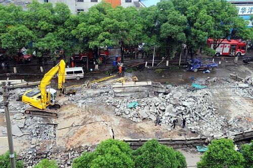 這是5月18日拍攝的株洲市紅旗路高架橋坍塌事故搜救現(xiàn)場。新華社記者 龍弘濤攝