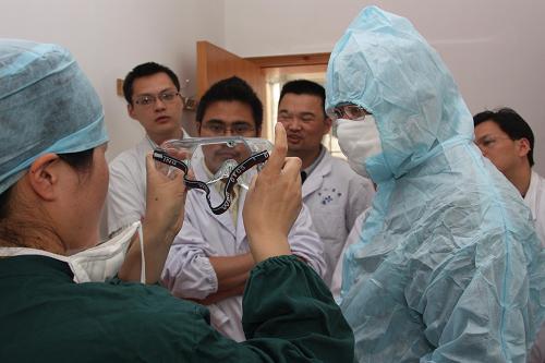 5月20日,浙江省舟山醫(yī)院舉行甲型H1N1流感模擬病例應(yīng)急處理演練,醫(yī)護(hù)人員進(jìn)行穿防護(hù)服示范。新華社發(fā)(胡社友 攝)