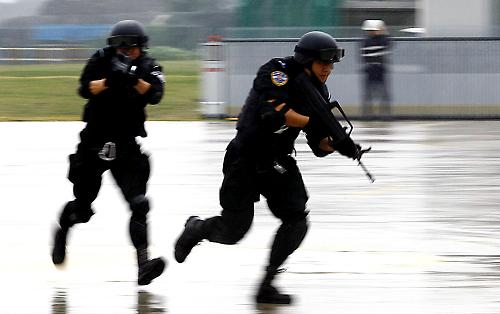 5月20日,特警隊員從直升機(jī)快速索降后進(jìn)行突擊反恐目標(biāo)演練。新華社記者 陳飛攝