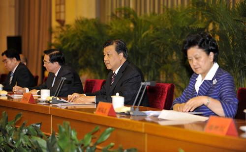 5月21日,中央各部門(mén)各單位出版社體制改革工作會(huì)議在北京舉行。中共中央政治局委員、中央書(shū)記處書(shū)記、中宣部部長(zhǎng)、中央各部門(mén)各單位出版社體制改革工作領(lǐng)導(dǎo)小組組長(zhǎng)劉云山出席會(huì)議并作重要講話。中共中央政治局委員、國(guó)務(wù)委員、中央各部門(mén)各單位出版社體制改革工作領(lǐng)導(dǎo)小組副組長(zhǎng)劉延?xùn)|主持會(huì)議并講話。新華社記者謝環(huán)馳攝