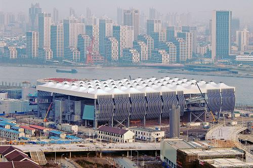 12月5日拍攝的中國(guó)船舶館。2010年上海世博會(huì)日益臨近,世博園區(qū)的一批場(chǎng)館已展露新貌。新華社發(fā)(郭長(zhǎng)耀 攝)