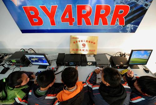 12月26日,幾名南京三中的學(xué)生在輪流參加衛(wèi)星無線電通信活動(dòng)。新華社記者 孫參 攝