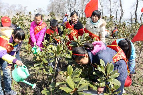 3月11日,學(xué)生們在給樹苗澆水。當(dāng)日,安徽省淮南市大通區(qū)團委結(jié)合“生態(tài)安徽青少年活動月”,組織團員青年開展“我與小樹同成長”主題教育活動,在全區(qū)團員青年中積極營造人人參與植綠護綠、保護生態(tài)環(huán)境的良好氛圍。新華社發(fā)(孫景芳 攝)