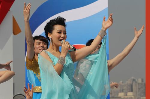 3月12日,歌手譚晶在演唱2010年上海世博會(huì)志愿者主題歌曲《世界》。新華社記者 任瓏攝