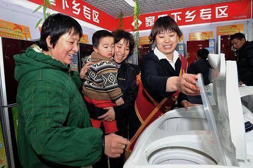 3月12日,順義區(qū)西單電器商場(chǎng)“家電下鄉(xiāng)”專區(qū)的售貨員向顧客介紹洗衣機(jī)產(chǎn)品性能和質(zhì)量。當(dāng)日,在“3.15”國(guó)際消費(fèi)者權(quán)益日即將到來(lái)之際,質(zhì)檢總局、財(cái)政部、商務(wù)部、工商總局等五部門在北京順義區(qū)聯(lián)合啟動(dòng)了“家電下鄉(xiāng)”質(zhì)量行活動(dòng)?;顒?dòng)主題為“保障家電下鄉(xiāng)產(chǎn)品質(zhì)量安全,維護(hù)農(nóng)民合法權(quán)益”。啟動(dòng)儀式后,國(guó)家質(zhì)檢總局等5部門將組織中標(biāo)生產(chǎn)企業(yè)、質(zhì)量檢測(cè)機(jī)構(gòu)等深入農(nóng)村,特別是災(zāi)區(qū)、革命老區(qū)、少數(shù)民族地區(qū)等,做好產(chǎn)品售后“三包“服務(wù),并及時(shí)處理家電下鄉(xiāng)產(chǎn)品質(zhì)量問(wèn)題。新華社記者 何俊昌 攝