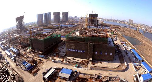 這是在加緊建設(shè)中的響鑼灣商務(wù)區(qū)(5月7日攝)。 天津?yàn)I海新區(qū)“十大戰(zhàn)役”建設(shè)之一,總投資達(dá)420億元的響鑼灣商務(wù)區(qū)39個(gè)項(xiàng)目目前已全面開工,約1萬多名建設(shè)者在加緊施工。該商務(wù)區(qū)于2007年11月陸續(xù)開工建設(shè),預(yù)計(jì)將于2011年底全部完工。 新華社記者劉海峰攝