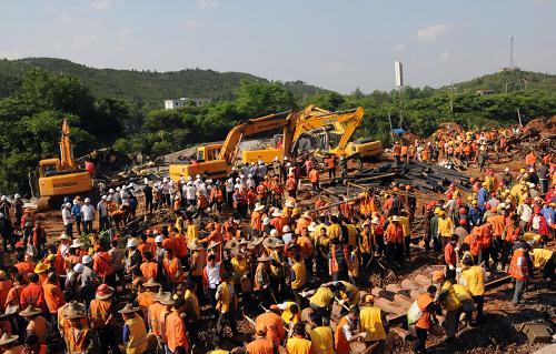 5月23日,鐵路工人在事故現(xiàn)場清理滑坡山體泥土。當(dāng)日,記者從滬昆鐵路事故現(xiàn)場了解到,截至15時45分左右,滬昆鐵路事故9節(jié)脫線車廂已全部被清理出事故路面。目前,鐵路部門正在全力加固受損路基,架設(shè)臨時電力、信號線路,為確保在天黑之前搶通上行線而沖刺。據(jù)指揮部介紹,此次事故中所有遇難者的遺體已全部被清理出車廂,詳細(xì)的傷亡人數(shù)將于稍后時間公布。新華社記者 周科 攝
