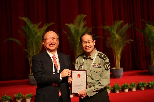 這是徐匡迪院長(zhǎng)向新當(dāng)選的院士頒發(fā)證書。新華社發(fā)(黎青山 攝)