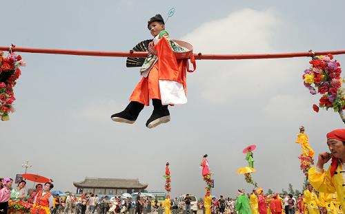6月12日,安徽壽縣民間藝人進行穿心閣、抬閣和肘閣表演。 當日是我國第五個文化遺產(chǎn)日,國家歷史文化名城安徽省六安市壽縣舉行了豐富多彩的民俗文化踩街活動。新華社發(fā)(陳力 攝)