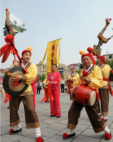 6月12日,在安徽壽縣舉行的民俗文化踩街活動現(xiàn)場,民間藝人表演壽州鑼鼓。 當日是我國第五個文化遺產(chǎn)日,國家歷史文化名城安徽省六安市壽縣舉行了豐富多彩的民俗文化踩街活動。新華社發(fā)(陳力 攝)