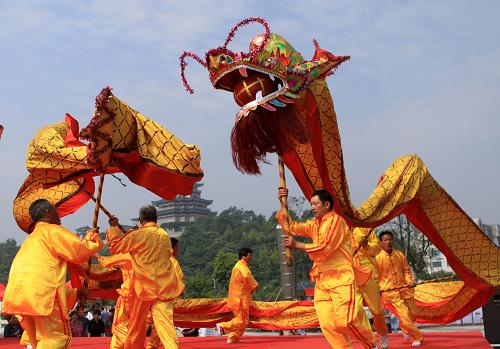 6月12日,溫嶺市松門鎮(zhèn)農(nóng)民在表演舞龍。 當日是我國第五個文化遺產(chǎn)日,浙江省溫嶺市舉行非物質(zhì)文化遺產(chǎn)展示活動,一批民間工藝美術(shù)和民俗文藝等集中與市民見面。今年文化遺產(chǎn)日的主題為“非遺保護,人人參與”。 新華社發(fā)(周學軍 攝)