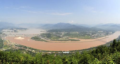 7月31日,三峽大壩在泄洪。 今年長江入汛以來,三峽工程積極發(fā)揮削峰、錯(cuò)峰作用,有效緩解了中下游地區(qū)的防洪壓力。據(jù)中國長江三峽集團(tuán)公司總經(jīng)理陳飛介紹,截至7月31日,三峽工程四輪防洪調(diào)度累計(jì)攔洪約150億立方米。據(jù)了解,消化如此龐大的洪水量,相當(dāng)于3次運(yùn)用荊江分洪區(qū)。新華社發(fā)(鄭家裕 攝)