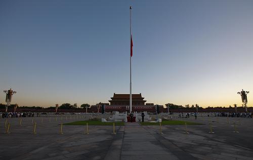8月15日,北京天安門廣場(chǎng)舉行下半旗儀式。新華社記者 周磊攝