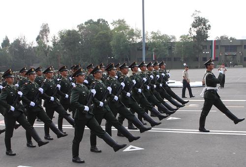9月11日,在墨西哥首都墨西哥城,中國(guó)人民解放軍儀仗方隊(duì)與各國(guó)儀仗隊(duì)一起舉行第一次聯(lián)合彩排隊(duì)列訓(xùn)練。應(yīng)墨西哥國(guó)防部邀請(qǐng),中國(guó)人民解放軍儀仗方隊(duì)于9日啟程赴墨參加即將在16日舉行的墨西哥獨(dú)立200周年閱兵慶典,這是解放軍儀仗部隊(duì)首次走出國(guó)門遠(yuǎn)赴海外參加活動(dòng)。新華社發(fā)