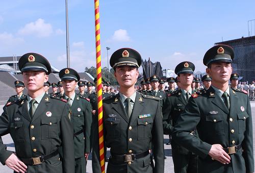 9月11日,在墨西哥首都墨西哥城,中國(guó)人民解放軍儀仗方隊(duì)與各國(guó)儀仗隊(duì)一起舉行第一次聯(lián)合彩排隊(duì)列訓(xùn)練。新華社發(fā)