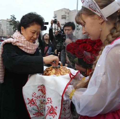 11月21日,中國國務(wù)委員劉延?xùn)|(左)在俄羅斯圣彼得堡第652學(xué)校門口接受面包和鹽禮遇。新華社記者 魯金博攝