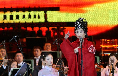 11月6日,中國著名女高音歌唱家彭麗媛在莫斯科舉行的俄羅斯“中國年”閉幕式上表演。 新華社記者沈伯韓攝