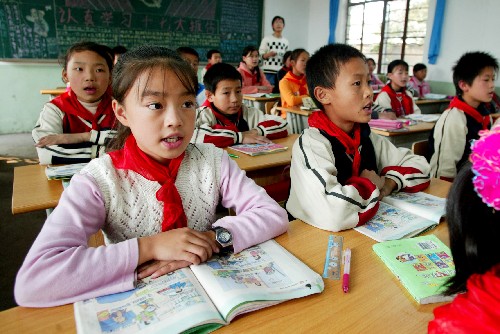 11月13日,上海市浦東新區(qū)大別山小學(xué)學(xué)生在上課。 2007年,上海市教育部門投入3000萬(wàn)元,改善200多所外來(lái)務(wù)工人員子弟學(xué)校的辦學(xué)條件。從2007年9月新學(xué)期開始,上海市浦東新區(qū)把4所外來(lái)務(wù)工人員子弟學(xué)校轉(zhuǎn)為區(qū)屬民辦學(xué)校,給予財(cái)政支持。浦東新區(qū)大別山小學(xué)轉(zhuǎn)為民辦后,每名學(xué)生每學(xué)期繳納的學(xué)費(fèi)從原來(lái)的600多元減至330元。 新華社記者鄭悅攝