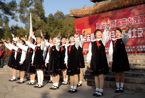 11月17日,來(lái)自西城區(qū)少年宮的小朋友在演唱《心愿》。當(dāng)日,由共青團(tuán)北京市委、北京奧組委志愿者部、北京志愿者協(xié)會(huì)推出的“奧運(yùn)志愿歌曲大家唱”活動(dòng)在北京西城區(qū)景山公園繼續(xù)進(jìn)行,這項(xiàng)活動(dòng)依托“奧運(yùn)志愿心樂(lè)團(tuán)”這一平臺(tái),廣泛組織市民學(xué)唱、傳唱奧運(yùn)志愿歌曲,讓更多熱愛(ài)歌唱的群眾參與到奧運(yùn)歌曲傳唱的隊(duì)伍中來(lái)。 新華社記者羅曉光攝