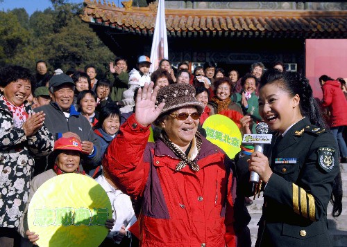 11月17日,來(lái)自總政歌舞團(tuán)的王麗達(dá)與觀眾合唱歌曲。新華社記者羅曉光攝