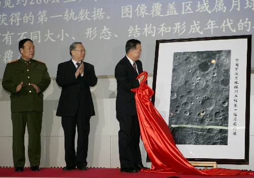 11月26日,中國國家航天局正式公布嫦娥一號衛(wèi)星傳回的第一幅月面圖像。中共中央政治局常委、國務院總理溫家寶來到北京飛控中心揭開圖像,并發(fā)表講話。 新華社記者黃敬文攝
