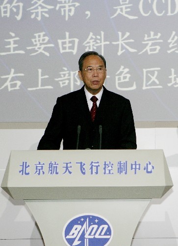 11月26日,中國國家航天局正式公布嫦娥一號衛(wèi)星傳回的第一幅月面圖像。中共中央政治局常委、國務院總理溫家寶來到北京飛控中心揭開圖像,并發(fā)表講話。這是國務院副總理曾培炎宣讀《中共中央 國務院 中央軍委對我國首次月球探測工程圓滿成功的賀電》。 新華社記者黃敬文攝