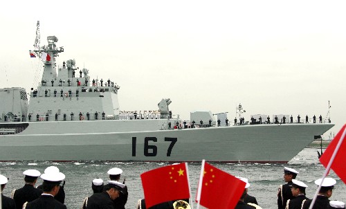 11月28日,中國人民解放軍海軍“深圳”號(hào)導(dǎo)彈驅(qū)逐艦抵達(dá)日本東京,開始對(duì)日本進(jìn)行首次為期4天的友好訪問。這是中國人民解放軍海軍艦艇歷史上首次訪問日本。 新華社記者 任正來 攝