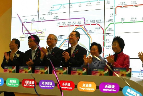 香港“兩鐵合并”正式生效 12月2日,香港特別行政區(qū)政務司司長唐英年(右三)等用地鐵八達通卡啟動合并慶典。當日,香港地鐵與九廣鐵路服務合并,更名為香港鐵路有限公司,“兩鐵合并”正式生效。合并后的鐵路網(wǎng)絡(luò)總長211公里,共有九條鐵路線,82個車站,港島、九龍、新界以及香港和內(nèi)地的鐵路聯(lián)系更加緊密。 新華社記者張鳳國攝