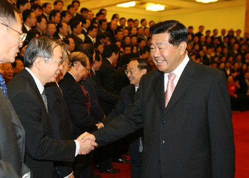 賈慶林出席中國農(nóng)工民主黨第十四次全國代表大會開幕會 12月11日,中國農(nóng)工民主黨第十四次全國代表大會在北京開幕。中共中央政治局常委、全國政協(xié)主席賈慶林會見全體與會代表,并代表中共中央致賀詞。這是賈慶林在會前會見全體與會代表。 新華社記者黃敬文攝