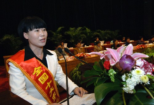 2月29日,第五屆“全國十大農(nóng)民女狀元”代表國寶蓮發(fā)言。