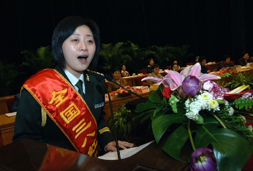 2月29日,全國三八紅旗集體代表張麗在大會上發(fā)言。