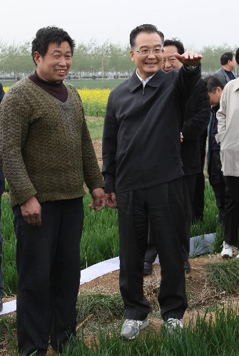溫家寶在河北考察農(nóng)業(yè)和春耕生產(chǎn) 4月5日至6日,中共中央政治局常委、國務(wù)院總理溫家寶在河北考察農(nóng)業(yè)和春耕生產(chǎn)。這是4月5日,溫家寶在沙河市十里鋪村了解小麥生長情況。 新華社記者劉衛(wèi)兵攝